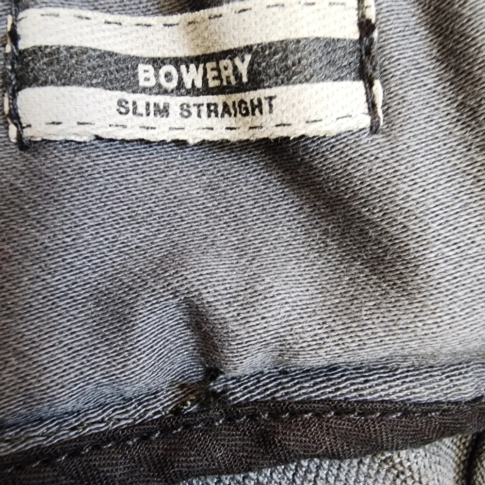 John Varvatos Bowery Straight Fit Jeans in Shark Size 30